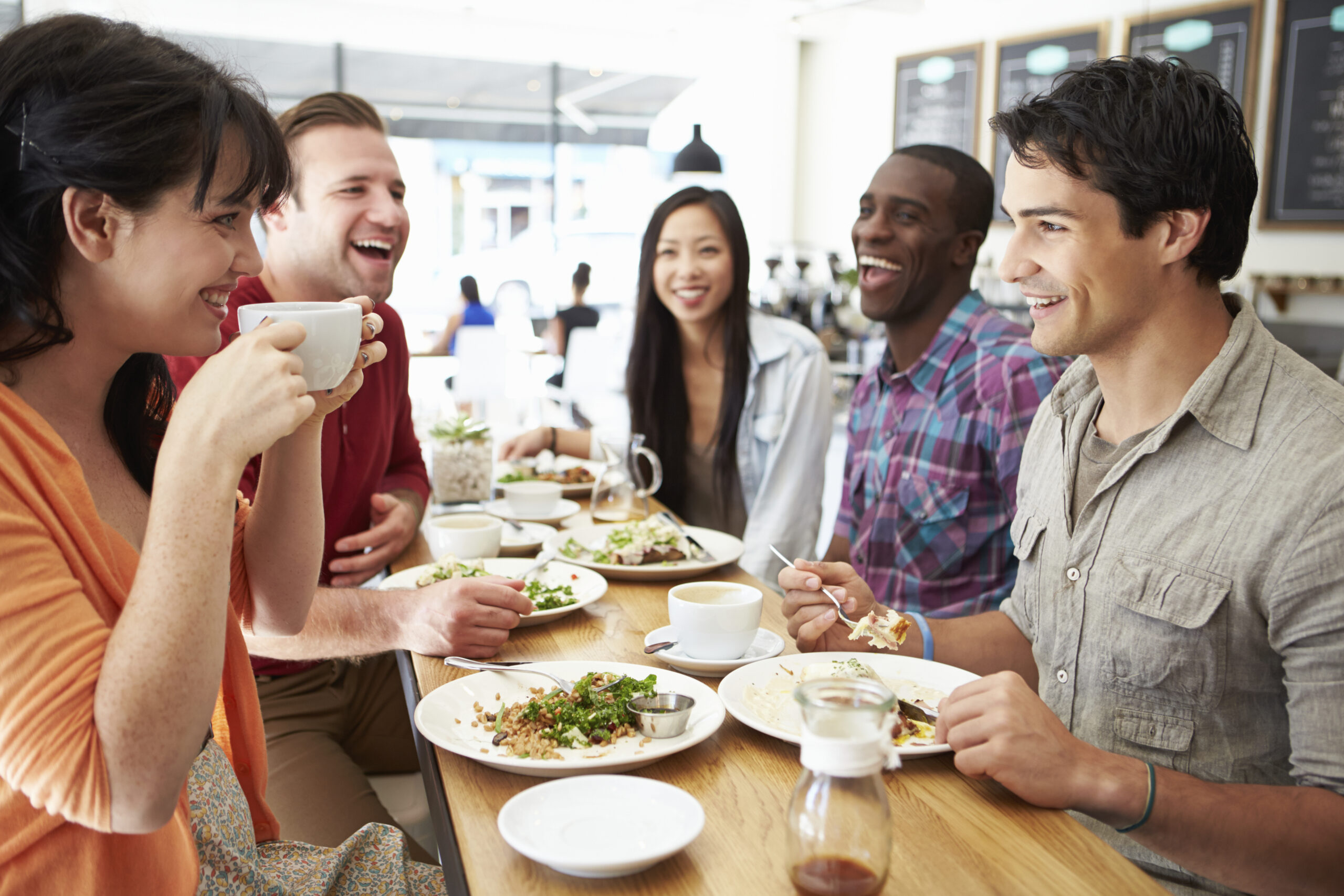Gather their. Люди в кафе. Друзья и встречи. Люди обедают в ресторане. Люди едят в кафе.